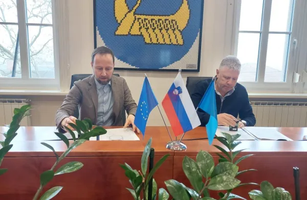 Podpis pogodbe za dokončanje gradnje gasilskega doma Pograd.