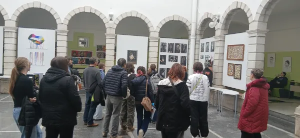 Bodoči dijaki v atriju Gimnazije Koper