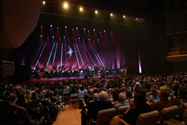 Ljubljana, Cankarjev dom.Poslovilni koncert pevske ikone Elde Viler s spremljavo Revijskega orkestra RTV Slovenija pod vodstvom dirigenta Patrika Grebla.Foto: STA