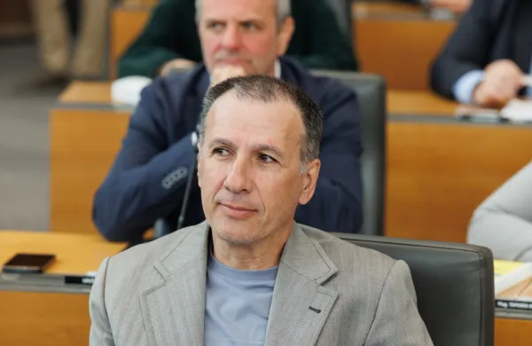 Ljubljana, DZ.Zacetek redne seje DZ s poslanskimi vprasanji predsedniku vlade Robertu Golobu in ministrom.Poslanec Svobode Robert Janev.