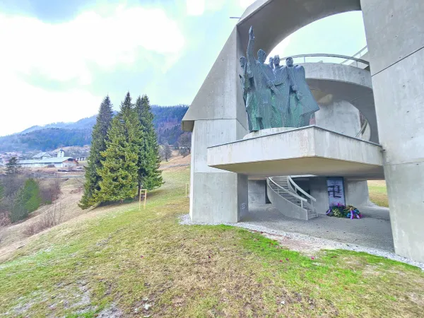 Spomenik v čast dražgo&scaron;ki bitki, ki so ga neznanci oskrunili s kljukastim krizem.