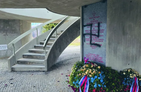 Spomenik v čast dražgokki bitki, ki so ga neznanci oskrunili s kljukastim križem.