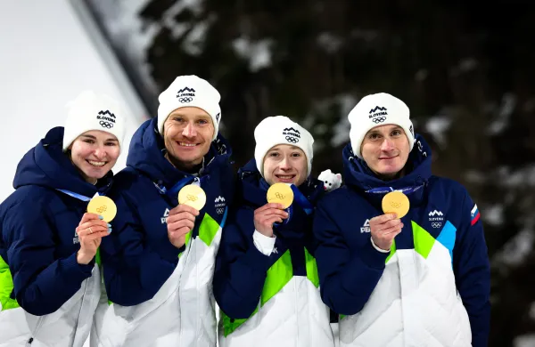 Olimpijski prvaki Nika Vodan, Anže Lani&scaron;ek, Nika Prevc in Domen Prevc