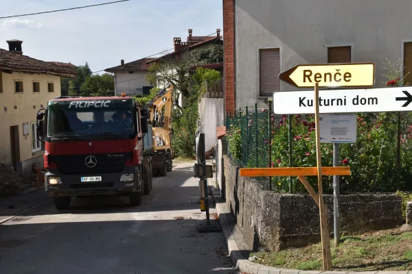 Gradi&scaron;če nad Prvačino: star&scaron;i zahtevajo, da se takoj uredi varno pot za otroke in mladino