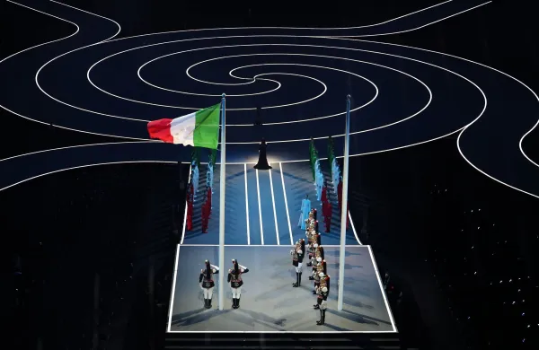 Italija, Milano.Otvoritvena slovesnost zimskih olimpijskih iger Milano Cortina 2026 na stadionu San Siro v Milanu.Dvig italijanske zastave.