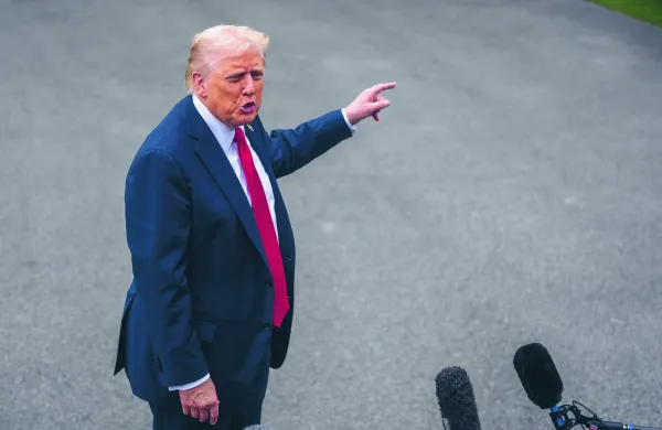 Ameri&scaron;ki predsednik Donald Trump v pogovoru z novinarji pred Belo hiso.