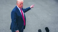 Ameri&scaron;ki predsednik Donald Trump v pogovoru z novinarji pred Belo hiso.
