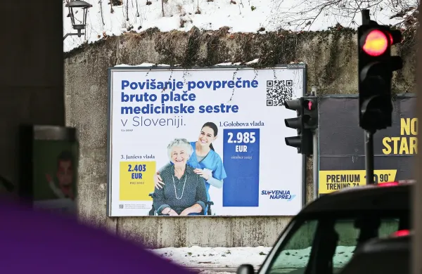 Svoboda se je odločila za raznoliko plakatno akcijo. Na enem od plakatov prevladujejo barve SDS.