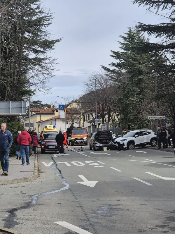 Zbil pe&scaron;ca, motorista in trčil v dva avta