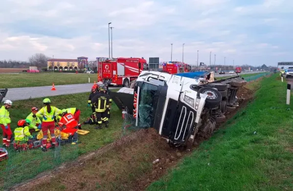Na avtocesti A4 je slovenski tovornjak zapeljal v obcestni jarek