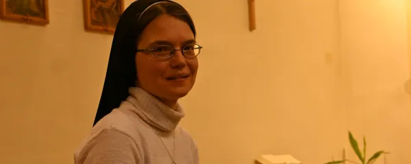 Premamile so jo očetove bele cokle