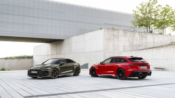 Audi RS5, ki bo na voljo v karavanski in limuzinski verziji, je prvi v nizu novih RS modelov, ki jih poganja elektrificiran bencinski &scaron;estvaljni motor.