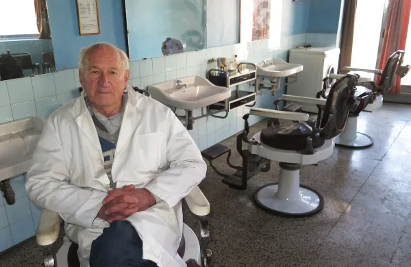 Janko Ozbič, frizer, 89 let, Postojna, stara oprema, mo&scaron;ko frizerstvo, striženje, star salon, britje, brivec,