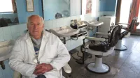 Janko Ozbič, frizer, 89 let, Postojna, stara oprema, mo&scaron;ko frizerstvo, striženje, star salon, britje, brivec,