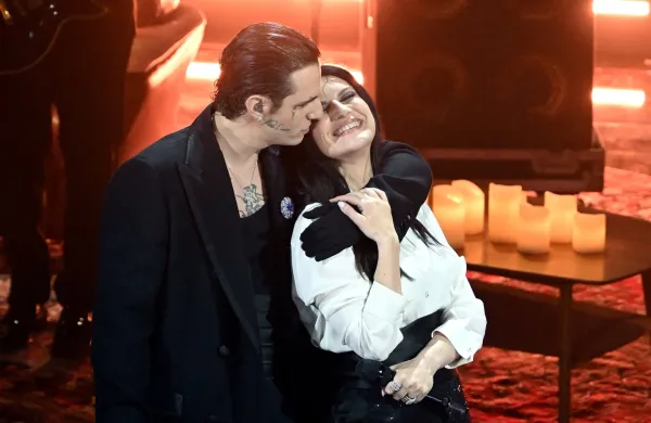 Achille Lauro in Laura Pausini sta prvič v živo odpela aktualni single 16 marzo.