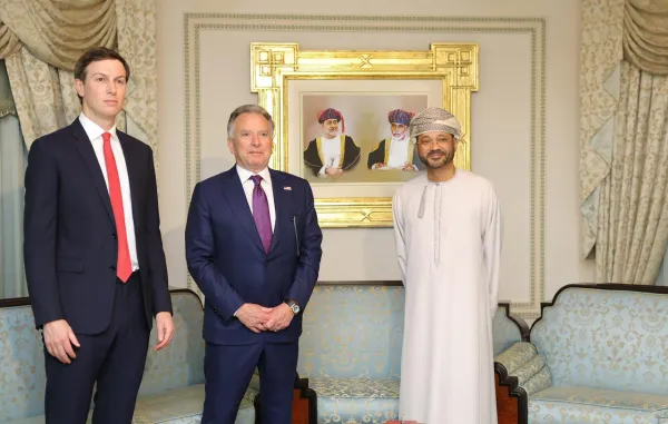 Zastopnika ZDA Steve Witkoff in Jared Kushner ter iranski zunanji minister Omana Badr Albusaidi med srečanjem v Maskatu.