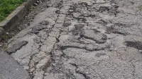 Na po&scaron;kodovanem cesti&scaron;ču si je zvil gleženj