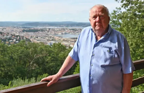 "Začelo se je z ljubeznijo do sloven&scaron;čine in do hribov, nato je pri&scaron;la politika, zatem knjige." 