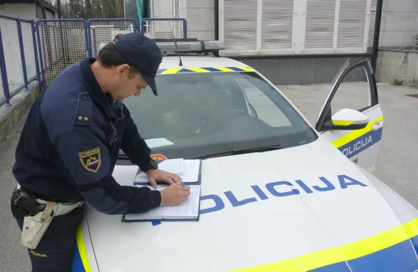 Policija promet kontrola zacasno prenehanje stavke pisanje prekrskovnega naloga prekrsek