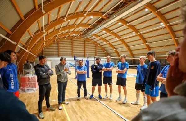 Odbojkarji &scaron;portnega združenja Soča v prenovljeni telovadnici.