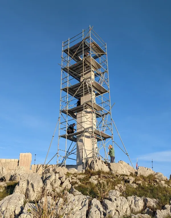 Na vrhu vzpetine na Kobilniku pri Trnovem je urejena plo&scaron;čad z grobnico, do katere vodi okoli 100 stopnic. Na plo&scaron;čadi stoji kamnit obelisk.