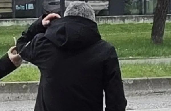 Obžaloval, da je sredi Sežane deklico objemal in otipaval