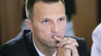 Del poslov naj bi bil prikrit prek povezanih podjetij, fiktivnih računov in finančnih tokov, s katerimi naj bi prikrivali izvor denarja.