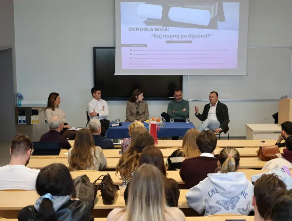 Povezovanje znanja in izku&scaron;enj: &scaron;tudenti in alumni na okrogli mizi "Kaj naprej po diplomi?"