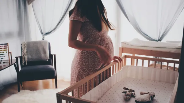 Nosečnost danes ni več obdobje brezobličnih oblačil, temveč priložnost za izražanje osebnega stila in ženstvenosti.