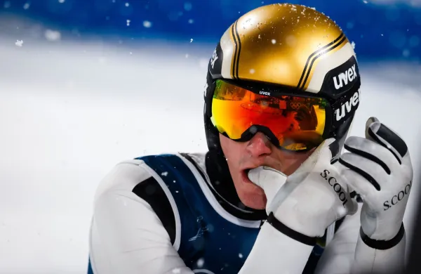 Italija, Predazzo.Zimske olimpijske igre 2026.Smucarski skoki, velika skakalnica, superekipna tekma moskih dvojic.Slovenski skakalec Domen Prevc.