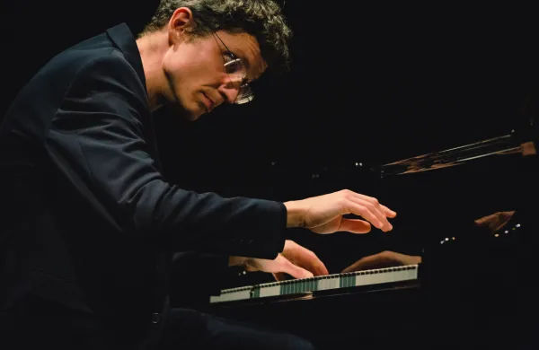 Madžarski pianist Zoltan Fejervari na odru Kulturnega doma Nova Gorica