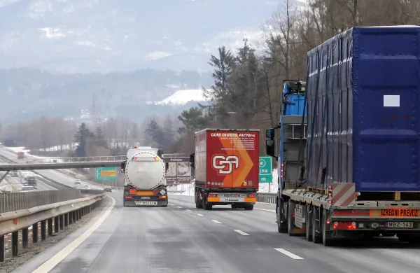 Prehitevanje tovornjak tovornjaki avtocesta Razdrto Nanos - Postojna