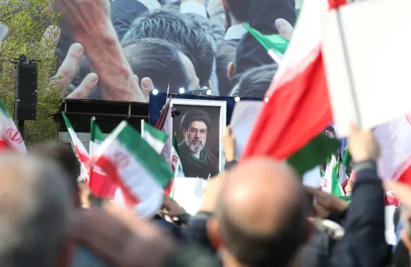 Zborovanje na trgu Enghelab, na katerem so izrazili zvestobo novemu iranskemu vrhovnemu voditelju Modžtabu Khameneiju.
