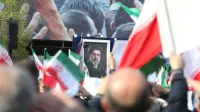 Zborovanje na trgu Enghelab, na katerem so izrazili zvestobo novemu iranskemu vrhovnemu voditelju Modžtabu Khameneiju.