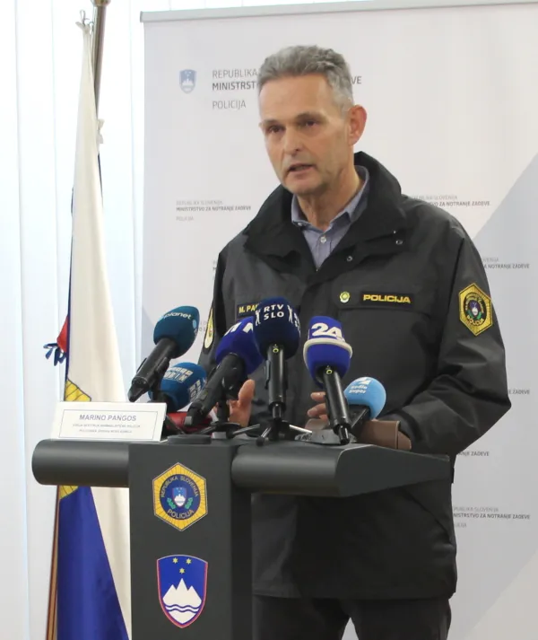 Izjava za javnost, na kateri je Marino Pangos, vodja Sektorja kriminalistične policije PU Nova Gorica predstavil rezultate uspe&scaron;no zaključene večmesečne zahtevne kriminalistične preiskave kaznivih dejanj glede po&scaron;kodovanj železni&scaron;ke infrastrukture in signalnovarnostnih naprav na železni&scaron;ki progi Sežana - Jesenice.