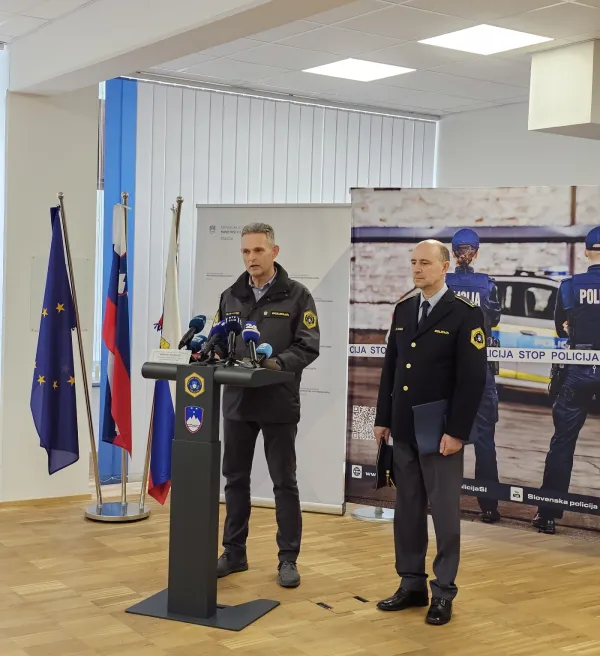 Izjava za javnost, na kateri je Marino Pangos, vodja Sektorja kriminalistične policije PU Nova Gorica predstavil rezultate uspe&scaron;no zaključene večmesečne zahtevne kriminalistične preiskave kaznivih dejanj glede po&scaron;kodovanj železni&scaron;ke infrastrukture in signalnovarnostnih naprav na železni&scaron;ki progi Sežana - Jesenice.