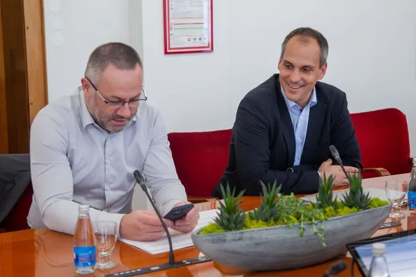 Tadej Ostrc (desno) je v času mandata ministra Danijela Be&scaron;iča Loredana (levo) veljal za enega od njegovih najožjih sodelavcev.
