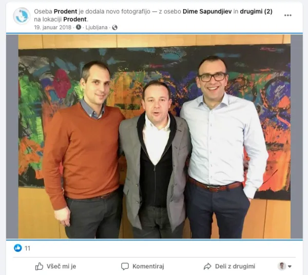 Na levi stoji Tadej Ostrc, skrajno desno pa Dime Sapundžiev.