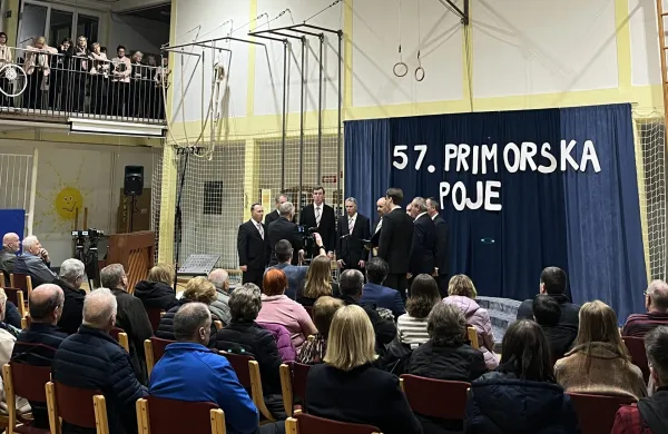 Revija Primorska poje je za svoje leto&scaron;nje osrednje geslo izbrala Kosovelov verz "Na&scaron; spev je strasten, na&scaron;a moč je živa".