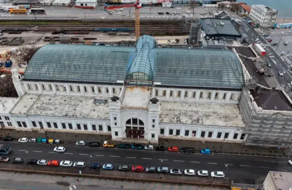 Obnova nekdanje železni&scaron;ke postaje pri Sv. Andreju poteka po načrtih, v Fundaciji FS upajo, da bodo z deli končali septembra letos.