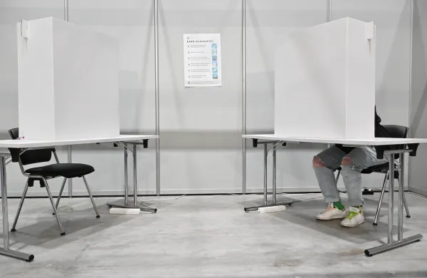 Slovenija, Ljubljana, 06.05.2025, 06. maj 2025Pred&Auml;Ťasno glasovanje na zakonodajnem referendumu o pokojninah umetnikov, politika, UE Ljubljana, Hala Tivoli, ljudje, glasovnice,Foto: Ĺ˝iga Ĺ˝ivulovi&Auml;&Dagger; jr./F.A.Bobo