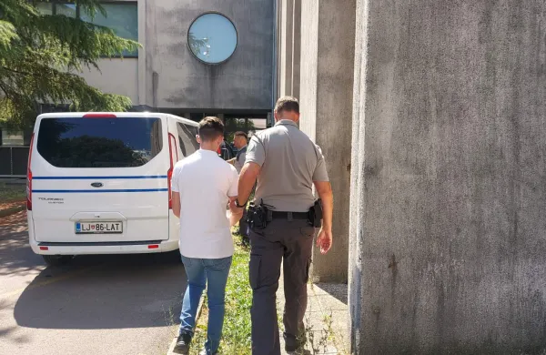 Prosjačil jih je za seks in jih otipaval