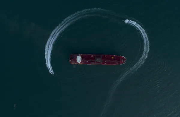 Britanski tanker Stena Impero, obkroŽen s pripadniki Iranske revolucionarne garde v bliŽini Hormu&Scaron;ke ozŽne.
