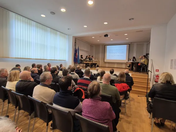 Z včeraj&scaron;nje javne obravnave predloga trase avtoceste Postojna-Jel&scaron;ane