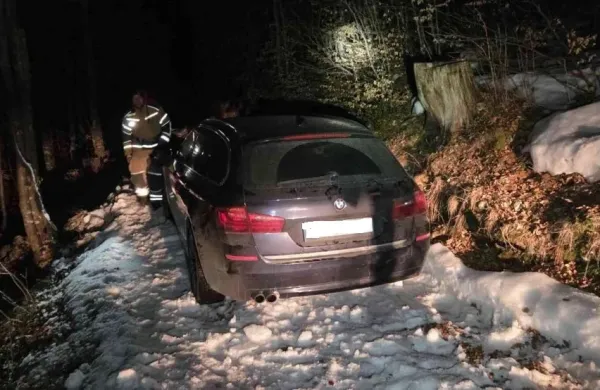 S črnim BMW-jem z zadnjim pogonom sta &scaron;e daleč pri&scaron;la.