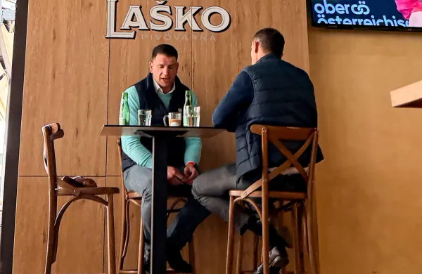 Zoran Stevanović in Anže Logar v enem izmed lokalov blizu državnega zbora.