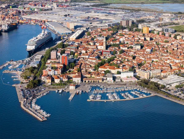 Urbanistični in simbolni pomen prenove lu&scaron;ke kapitanije
