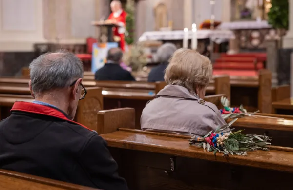 Sentvid.Bogosluzje v Sentvidu in blagoslov butare velikanke pred cerkvijo.