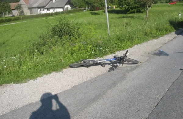 Slovenj Gradec. V nedeljo se je na glavni cesti GI-4 Mislinja - Slovenj Gradec, izven naselja &Scaron;martno pri Slovenj Gradcu, zgodila huda prometna nesreča, v kateri je umrl 58 - letni kolesar iz okolice Slovenj Gradca. Po&scaron;kodovan motor. Foto: PU Slovenj Gradec