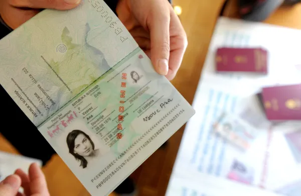 Za izdajo osebne izkaznice in potnega lista bomo predložili le referenčno &scaron;tevilko digitalne fotografije.